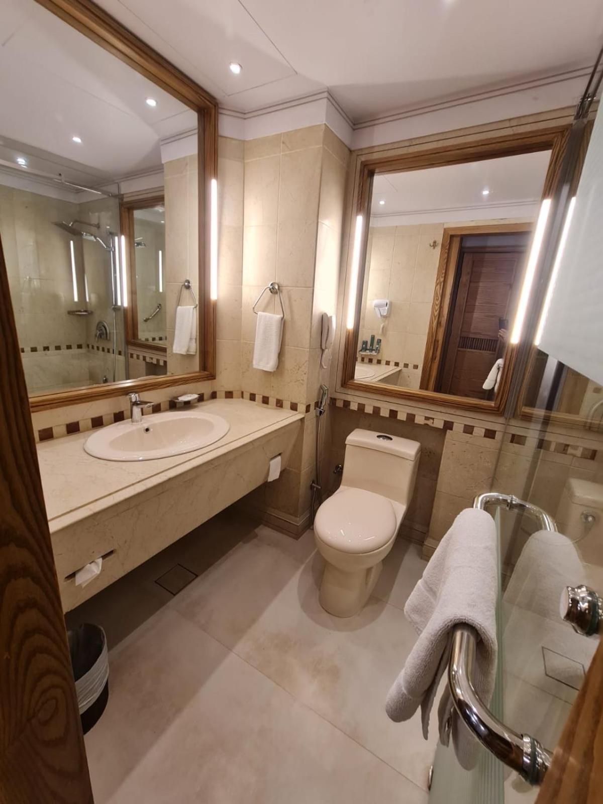 Hotel Crown Plaza İslamabad Dış mekan fotoğraf