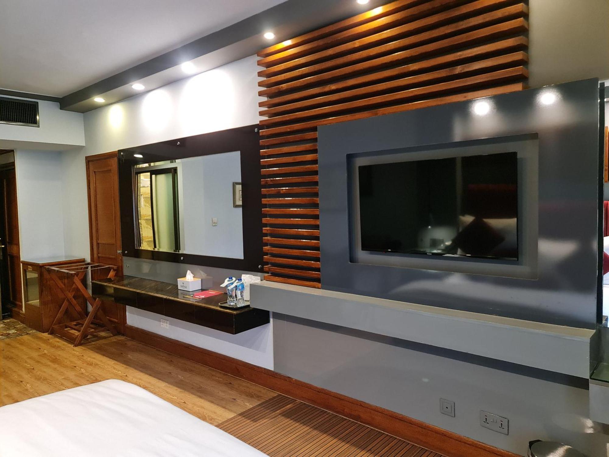 Hotel Crown Plaza İslamabad Dış mekan fotoğraf
