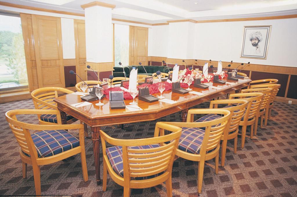 Hotel Crown Plaza İslamabad Dış mekan fotoğraf