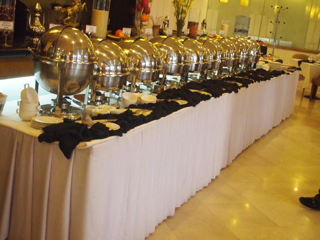 Hotel Crown Plaza İslamabad Dış mekan fotoğraf